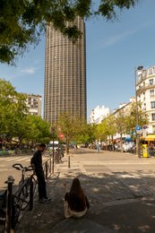 14th-arrondissement;-Bicycle;-Boulevard-Edgar-Quinet;-Cyclist;-Kaleidos;-Kaleidos-images;-La-parole-à-limage;-Neighbourhood-life;-Paris;-Residential-buildings;-Sitting-on-the-ground;-Stories-Pictures;-Street-furniture;-Street-junction;-Summer;-Tarek-Charara;-Tour-Montparnasse